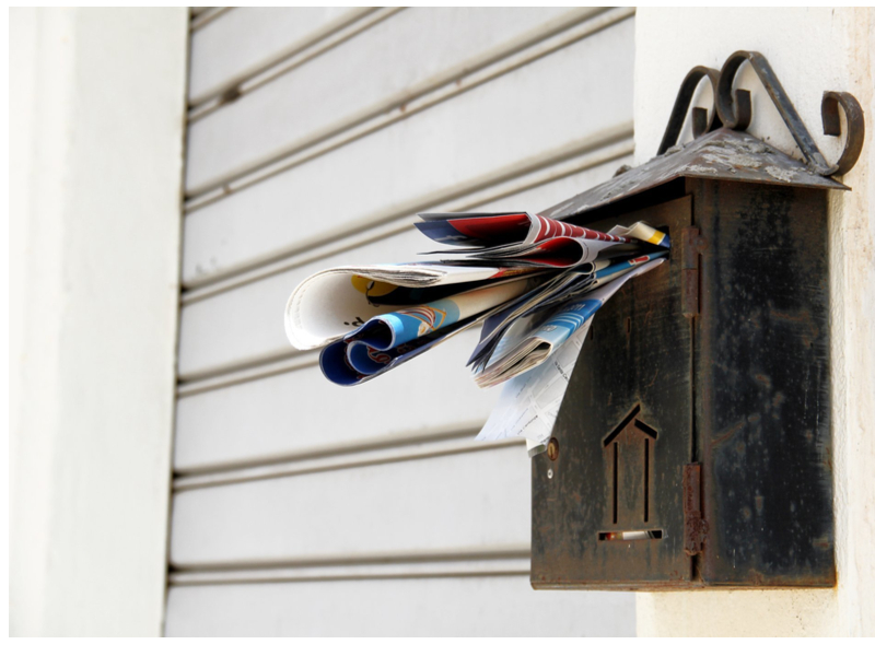 poštanski sandučić prepun pošte